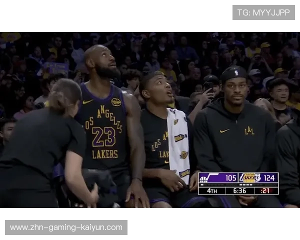 詹姆斯压哨助攻绝妙,湖人赢得掌声