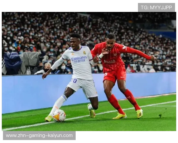 维尼修斯禁区凌空抽射得分